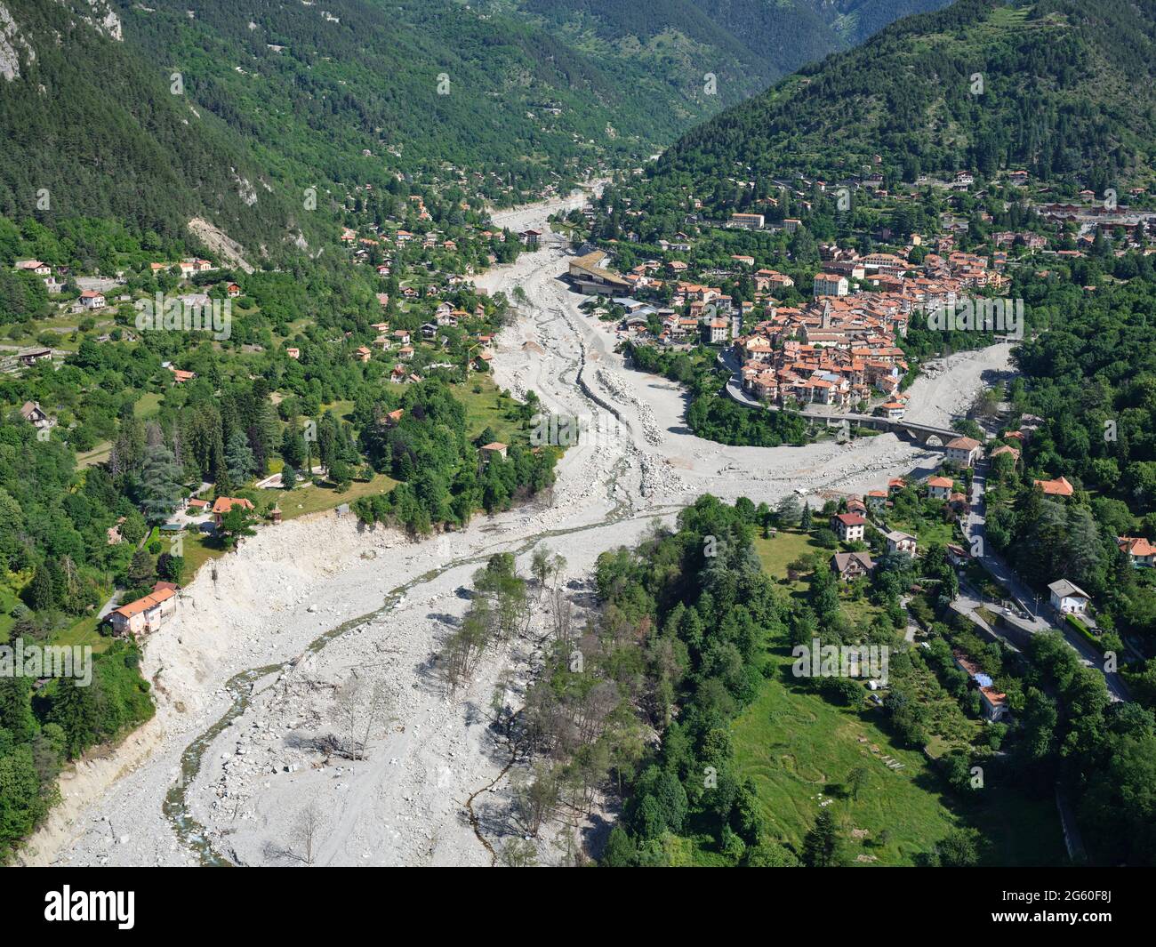 VUE AÉRIENNE. Ville médiévale de Saint-Martin-Vésubie au confluent du Boréon et de la Vésubie. Vallée de la Vésubie, Alpes-Maritimes, France. Banque D'Images