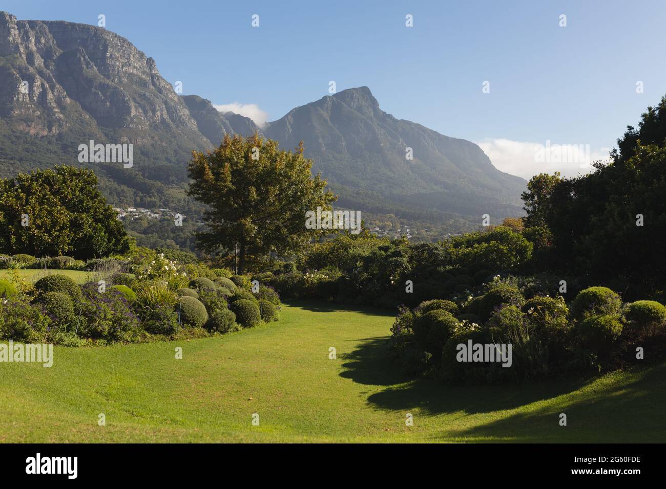 Vue générale sur le jardin avec vue magnifique sur la campagne des montagnes par beau temps Banque D'Images