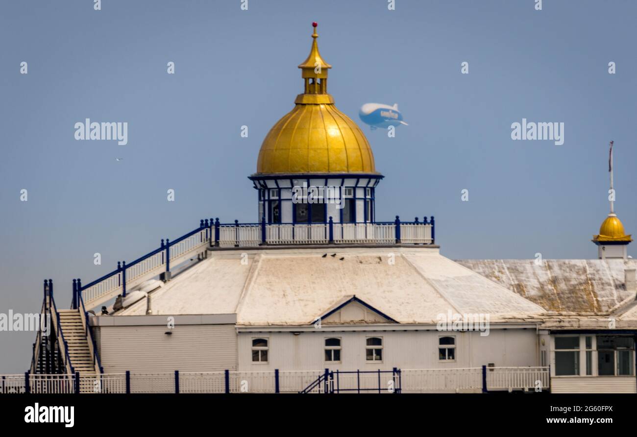 Eastbourne, Royaume-Uni. 1er juillet 2021. L'Airship Goodyear survole la station balnéaire populaire d'Eastbourne lors de son voyage le long de la côte sud du Sussex. Il s'agit de la première visite des navires au Royaume-Uni depuis près de 10 ans. L'Airship doit continuer son trajet via Portsmouth avant de passer par l'intérieur des terres à Douvres, puis par la Manche jusqu'à sa base de Calais . Credit: Newspics UK South/Alamy Live News Banque D'Images