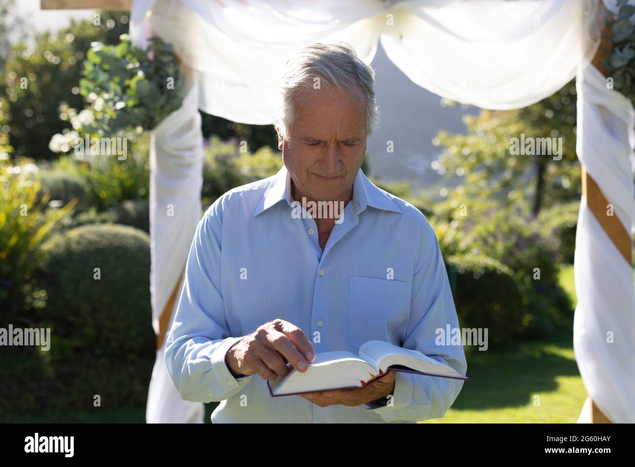 Officier de mariage homme caucasien senior se préparant avant la cérémonie de mariage Banque D'Images