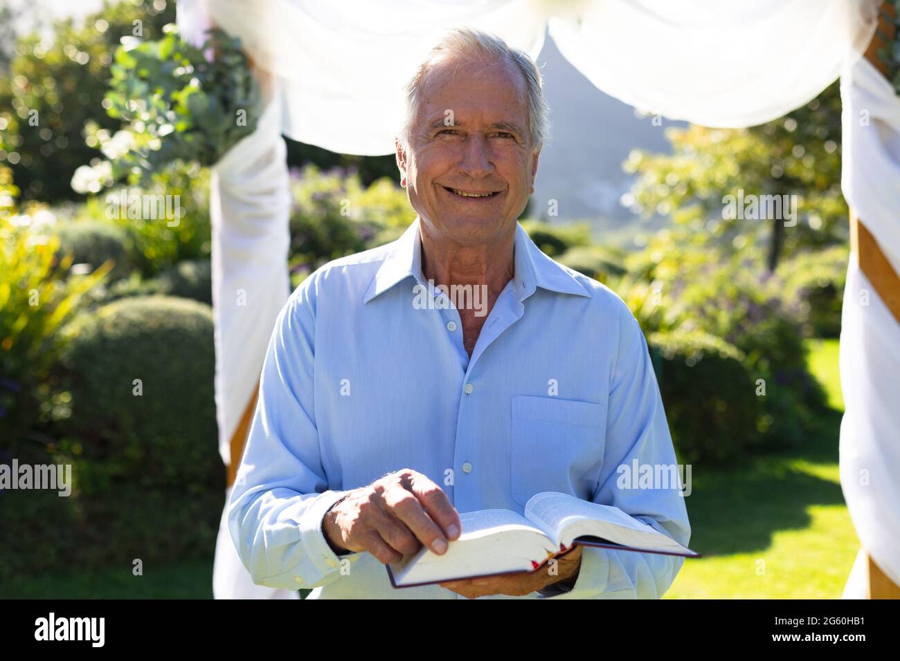 Portrait de l'officier de mariage caucasien principal se préparant avant la cérémonie de mariage Banque D'Images