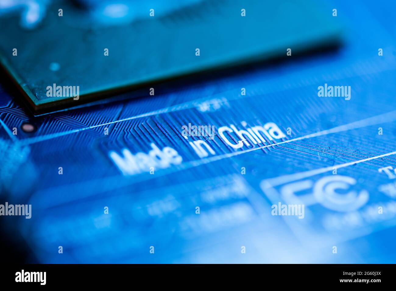 Gros plan d'une carte de circuit imprimé bleue avec les mots Made china imprimés dessus. Banque D'Images