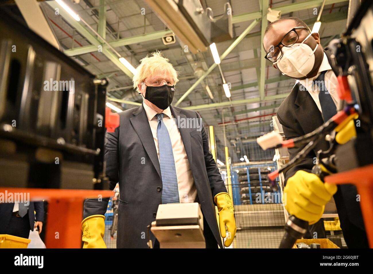 Le Premier ministre Boris Johnson visite l'usine de production de batteries  d'Envision AESC Holding Ltd à l'intérieur de l'usine Nissan de Sunderland à  la suite de l'annonce par la compagnie automobile qu'elle