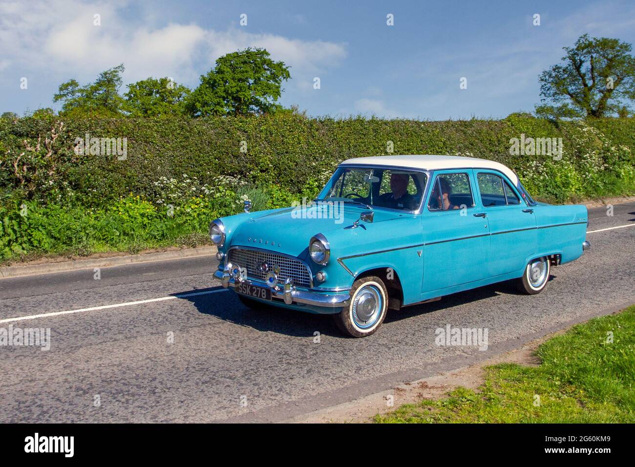 1962 bleu 60 s Ford Consul 1703 cc saloon essence en route vers Capesthorne Hall Classic May car show, Cheshire, Royaume-Uni Banque D'Images