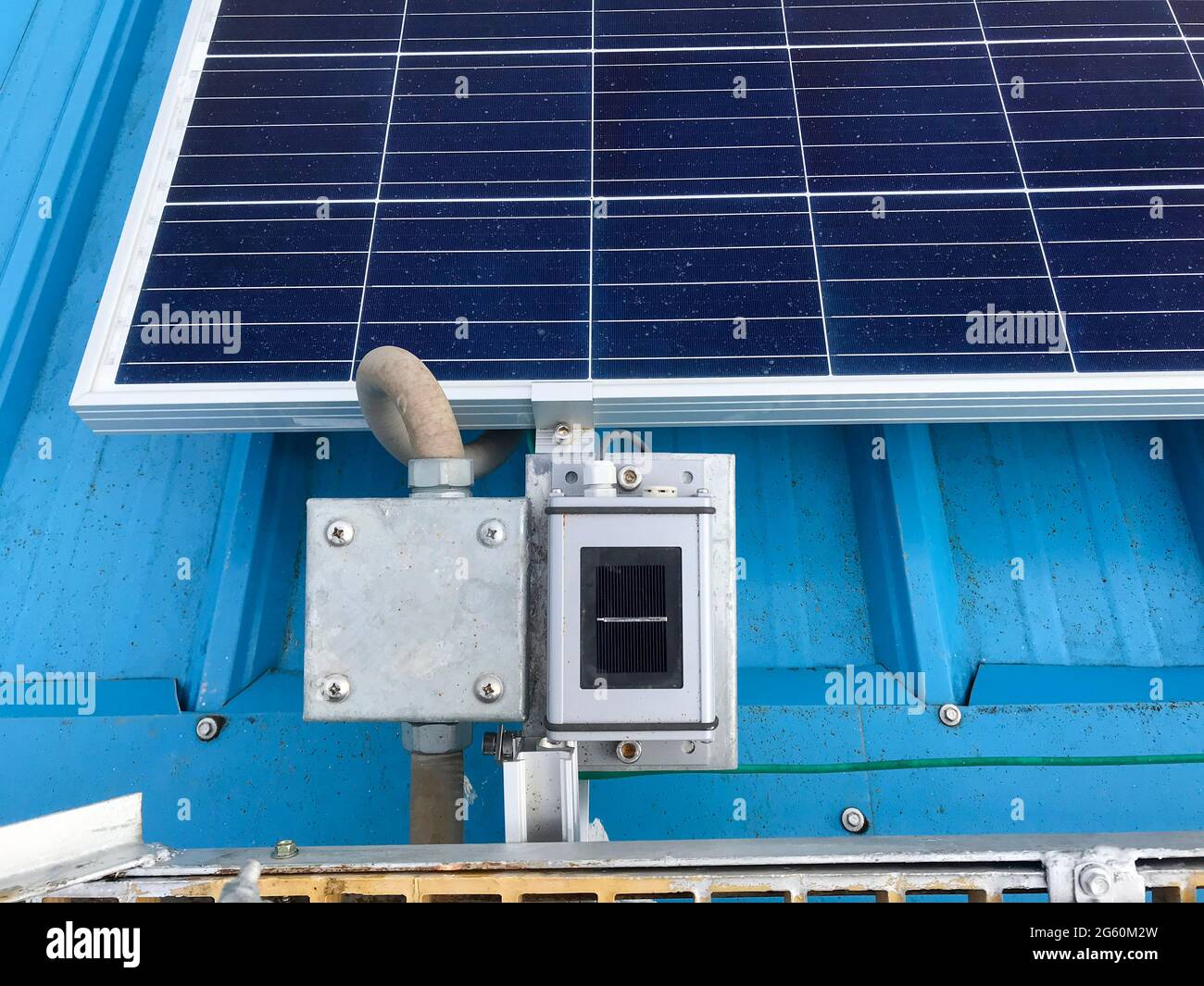 Equipement accessoires d'énergie solaire, Construction Panneaux solaires ou cellules solaires sur le toit de l'usine ou terrasse avec lumière solaire, Industrie, photo de smar Banque D'Images