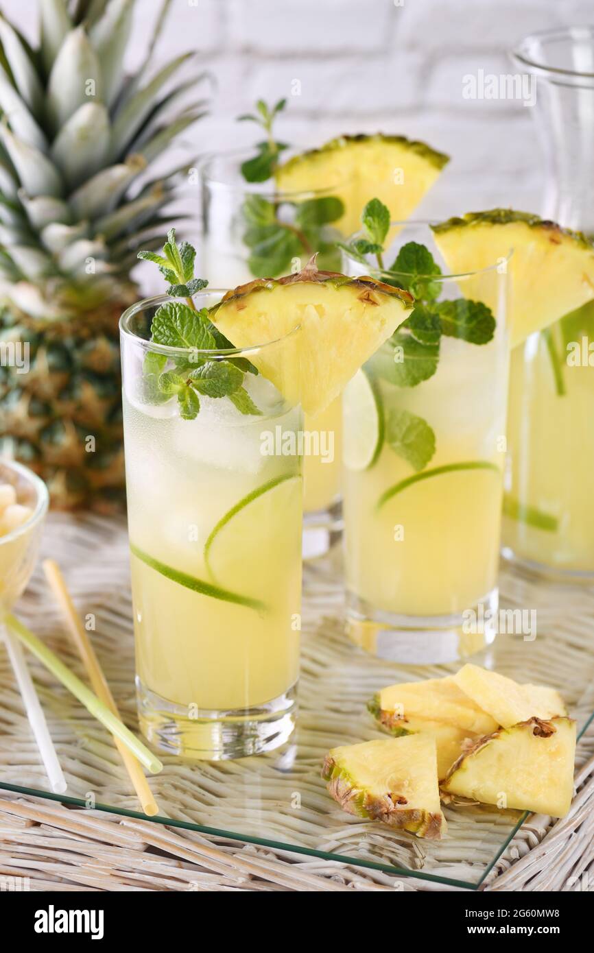 Citron vert et menthe frais combinés au jus d'ananas frais et à la