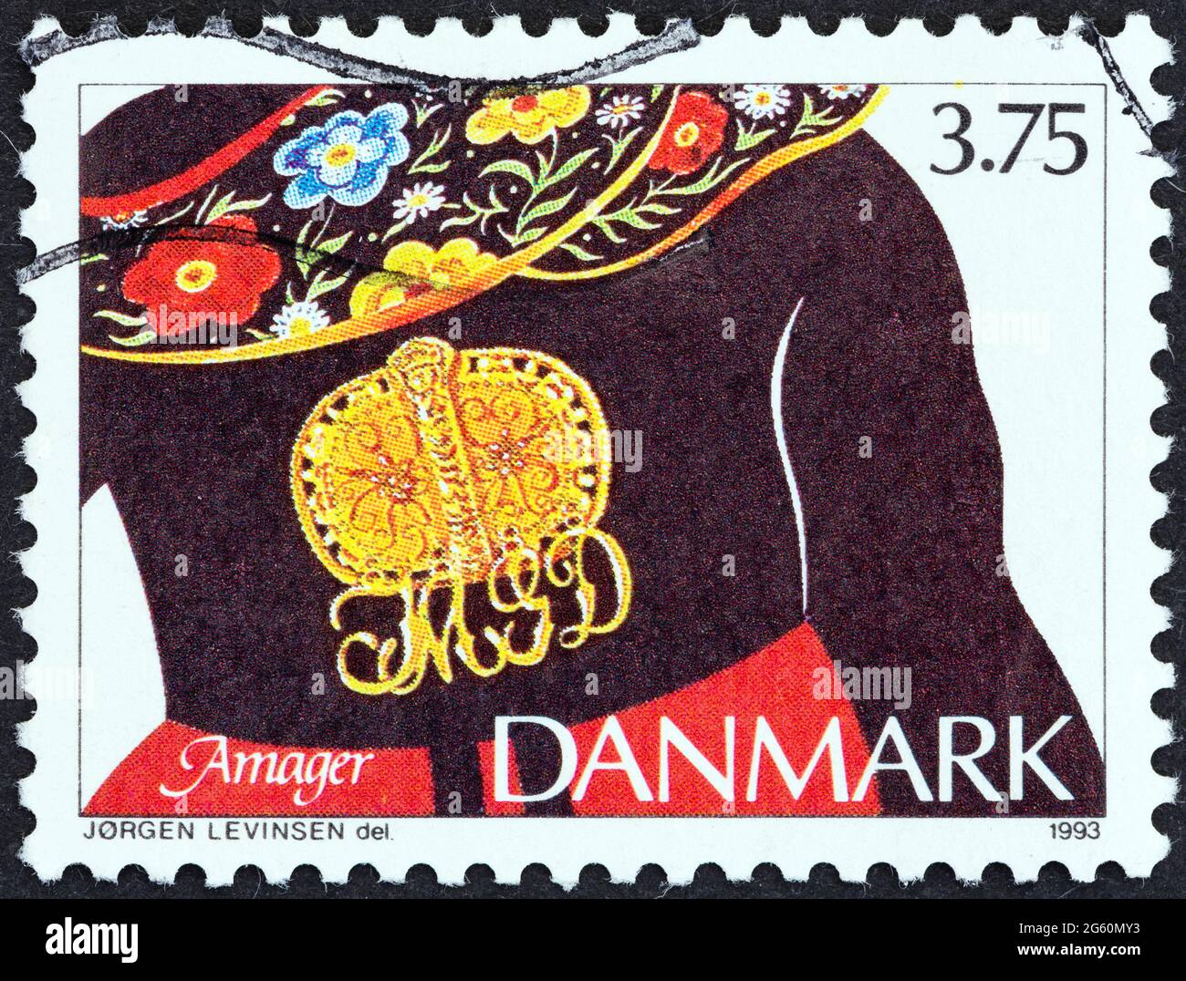 DANEMARK - VERS 1993: Un timbre imprimé au Danemark à partir de l'édition "bijoux traditionnels" montre la broche dorée-argent avec le monogramme du propriétaire, Amager. Banque D'Images