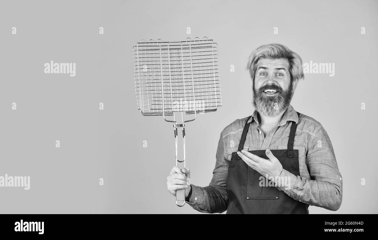 Qui cuisinent mieux. Le défi ultime de la cuisine. Préparez le dîner en famille. Utilisez des ustensiles de cuisine et divers produits. Chef cuisinier mature utilisez des ustensiles de cuisine Banque D'Images