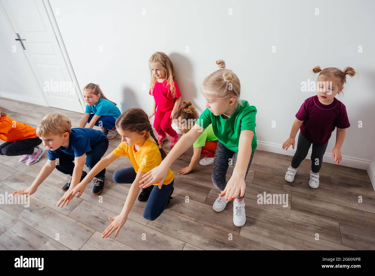 Groupe d'enfants faisant de la gymnastique à la maternelle ou à la garderie Banque D'Images