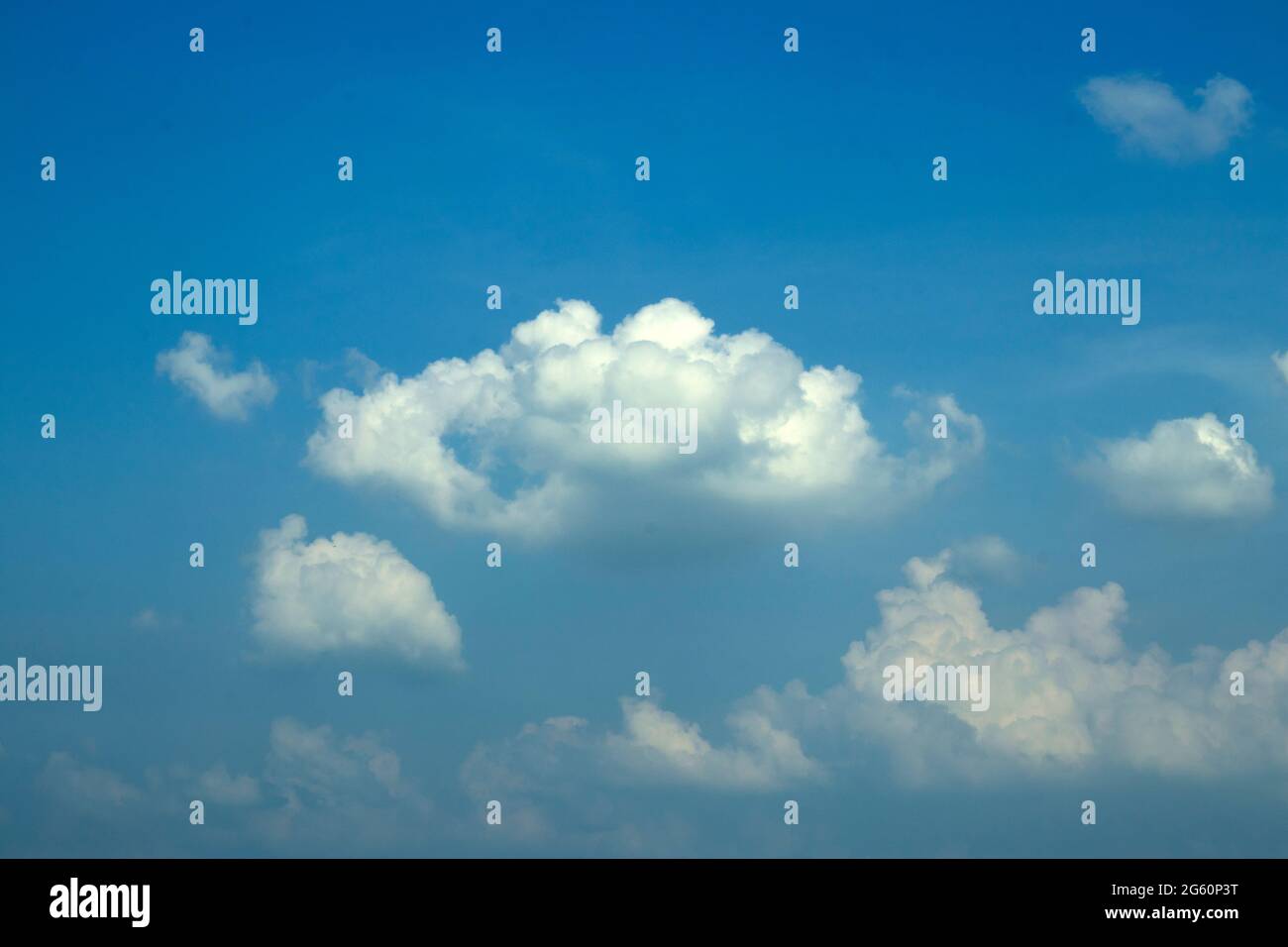 Des nuages blancs et beaux sur le ciel bleu par une journée ensoleillée Banque D'Images