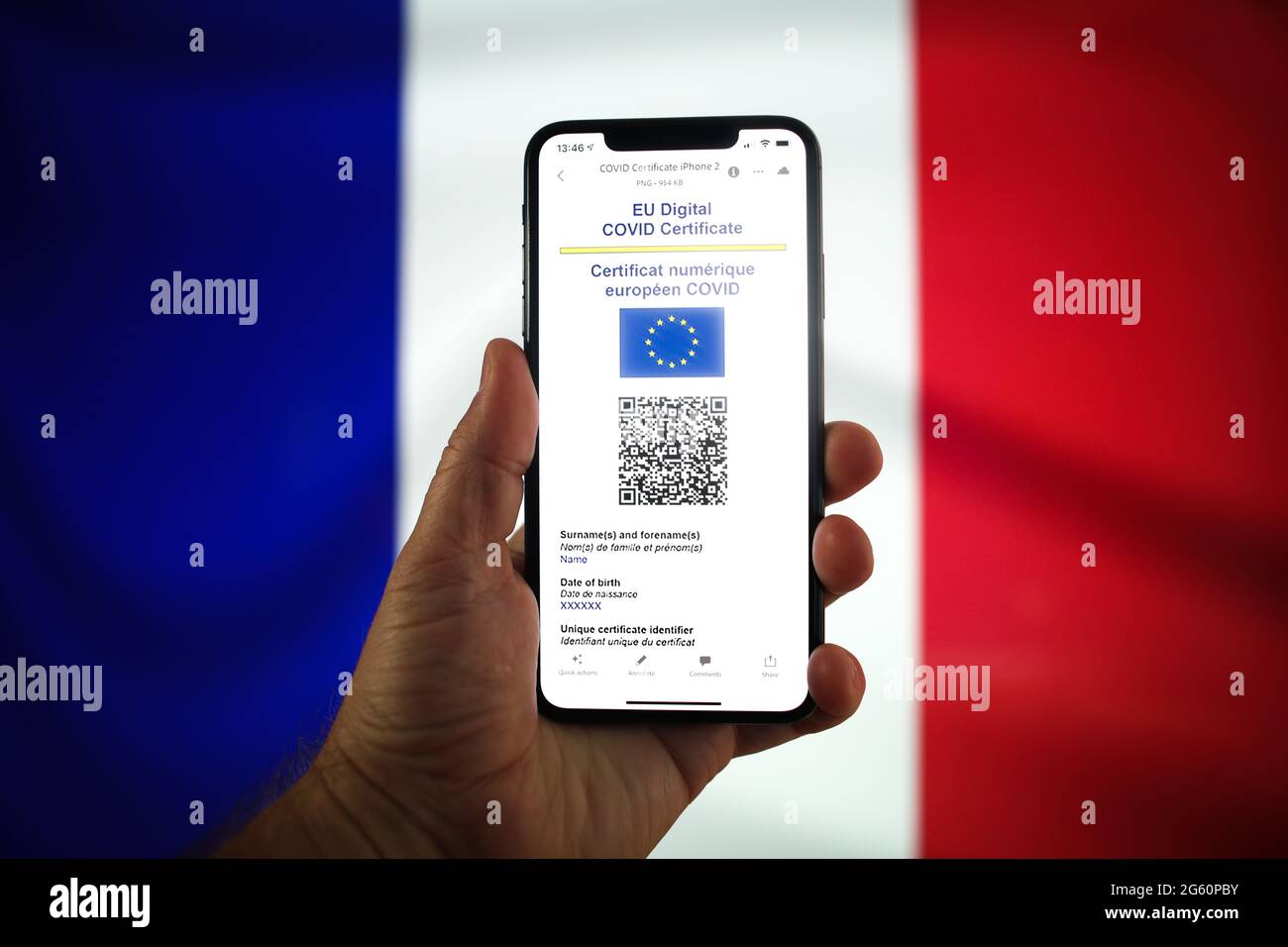 Varsovie, PL. 1er juillet 2021. Un certificat COVID de l'UE est vu sur un appareil mobile avec un drapeau français en arrière-plan dans cette illustre photo à Varsovie, en Pologne, le 1er juillet 2021. Le certificat COVID de l'UE, document sous forme numérique ou analogique qui permet aux personnes pleinement vaccinées de voyager dans les 27 États membres de l'UE, est devenu avaialbe depuis le 1er juillet. (Photo de Jaap Arriens/Sipa USA) crédit: SIPA USA/Alay Live News Banque D'Images