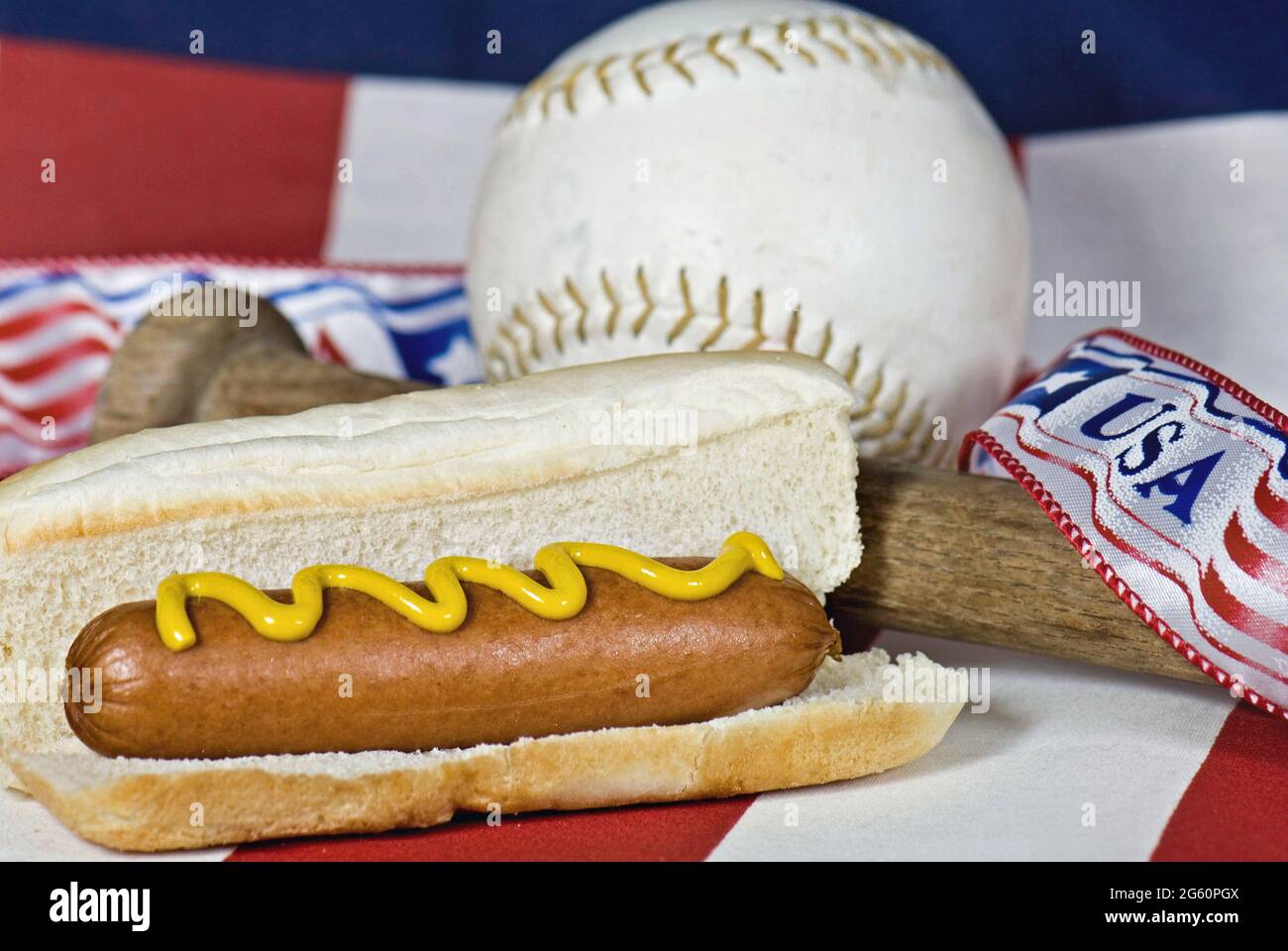 Hot dog avec base-ball et chauve-souris en bois Banque D'Images