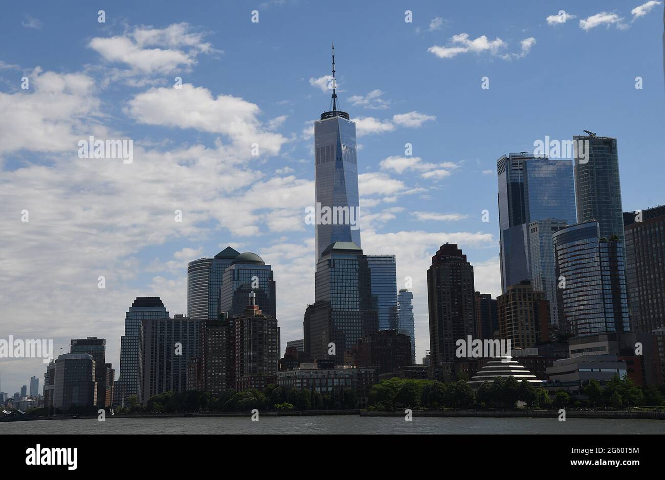 NEW YORK CITY /NEW YORK / USA 05.JUNE 2018  .Wolrd Trade Center Tower and mahattan distt. Vue depuis la rivière hudson et le quartier manhatan Newfnancian ne Banque D'Images