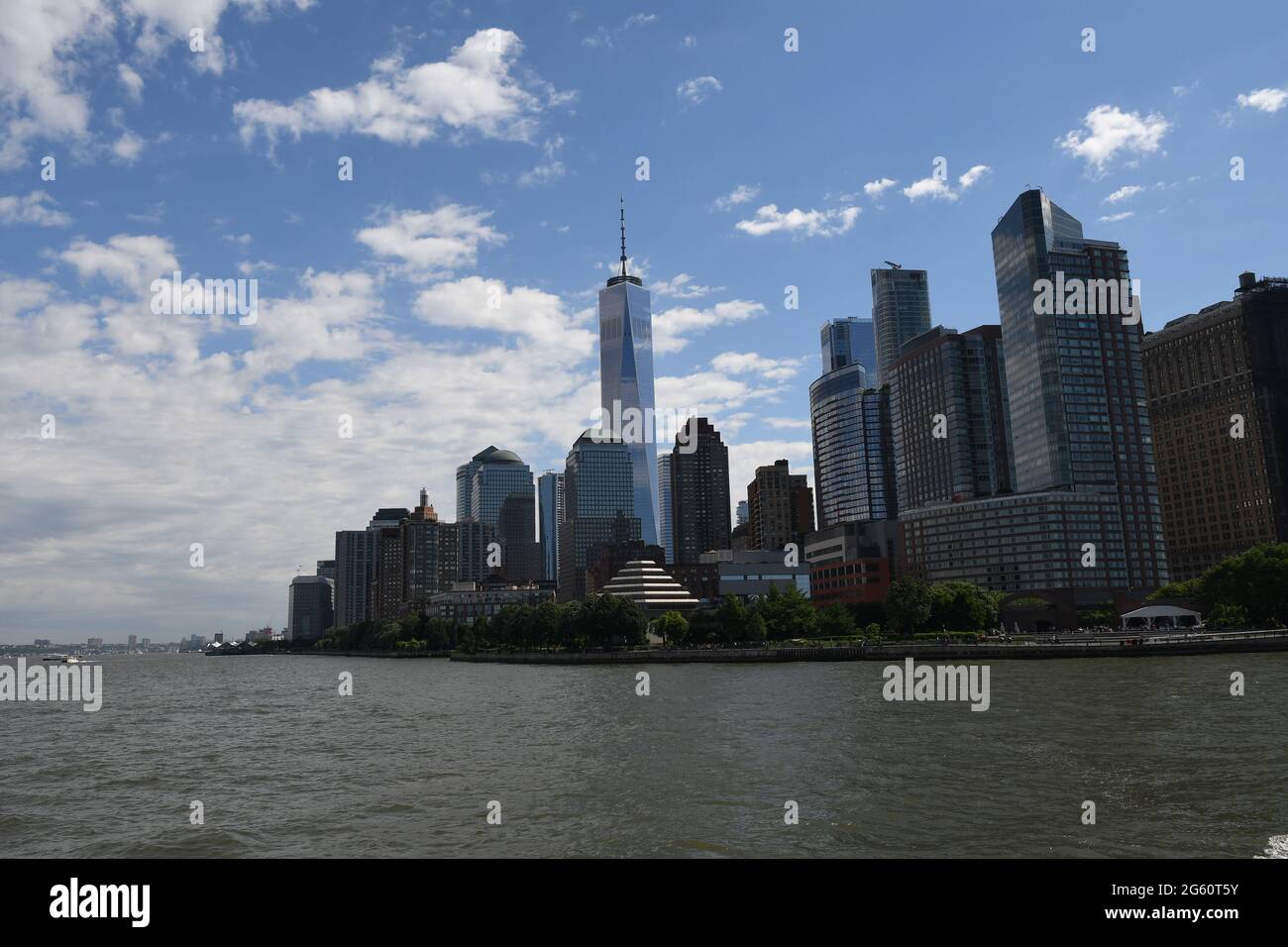 NEW YORK CITY /NEW YORK / USA 05.JUNE 2018  .Wolrd Trade Center Tower and mahattan distt. Vue depuis la rivière hudson et le quartier manhatan Newfnancian ne Banque D'Images
