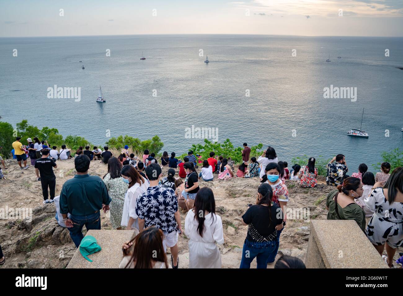 Phuket, Thaïlande - 12 avril 2021, l'environnement de la population de LAEM PHROM THEP ou PHROM THEP CAPE, le célèbre point de vue de la mer dans l'île de Phuket Banque D'Images