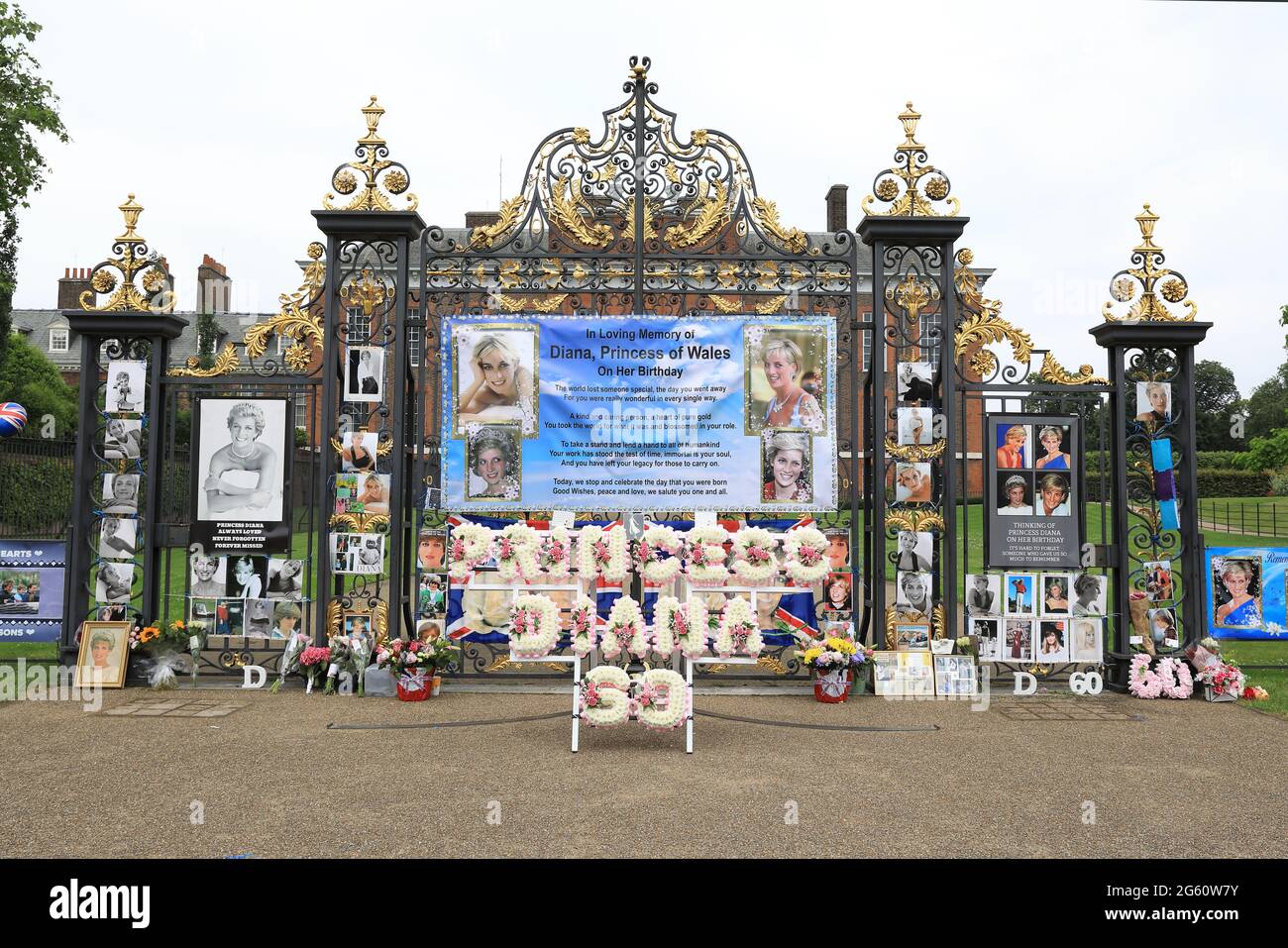 Londres, Royaume-Uni, 1er juillet 2021. À l'occasion du 60e anniversaire de la princesse Diana et du dévoilement d'une nouvelle statue par les princes William et Harry, des fans loyaux ont décoré les portes du Palais de Kensington avec des photos, des fleurs et des ballons. Monica Wells/Alay Live News Banque D'Images