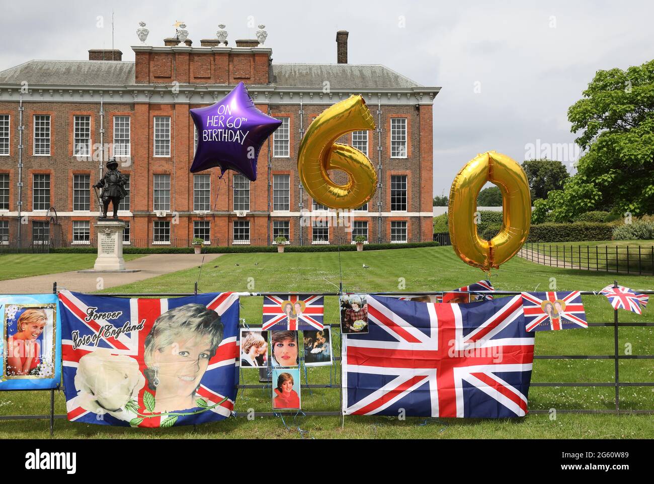Londres, Royaume-Uni, 1er juillet 2021. À l'occasion du 60e anniversaire de la princesse Diana et du dévoilement d'une nouvelle statue par les princes William et Harry, des fans loyaux ont décoré les portes du Palais de Kensington avec des photos, des fleurs et des ballons. Monica Wells/Alay Live News Banque D'Images
