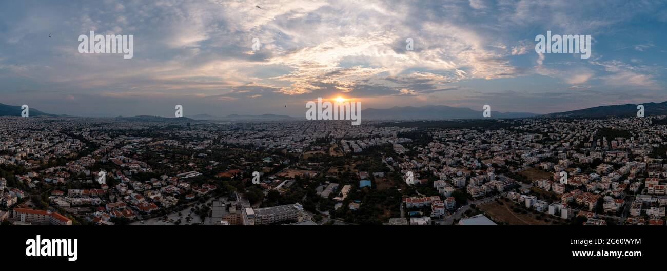 Coucher de soleil sur Athènes, Grèce. Vue panoramique de drone aérienne depuis le mont Penteli. Les derniers rayons du soleil sur le fond de la capitale grecque. Destination où rayons de soleil Banque D'Images