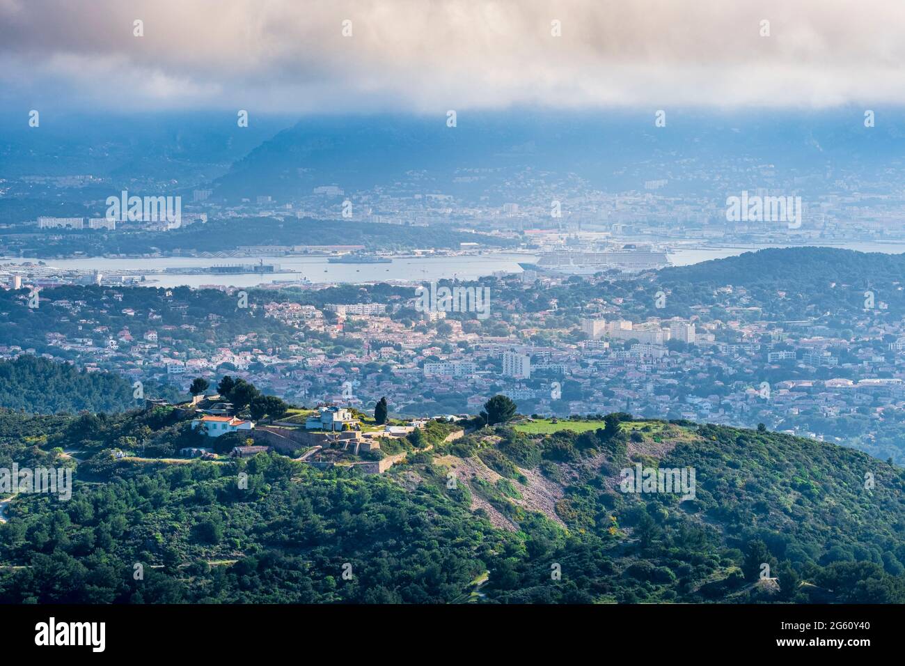 France, Var, la Seyne-sur-Mer, massif du Cap Sicé, vue sur la Seyne-sur-Mer et Toulon Banque D'Images