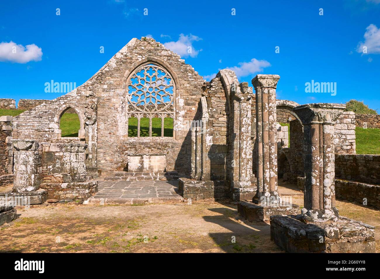 /France, Finistère, pays Bigouden, Plovan, ruines de la Chapelle Languidou, la grande rosace de l'abside Banque D'Images