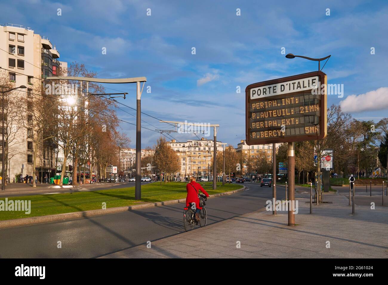 France, Paris, porte d'Italie, panneau de signalisation avec messages variables indiquant l'état de la circulation avant l'entrée du périphérique Banque D'Images