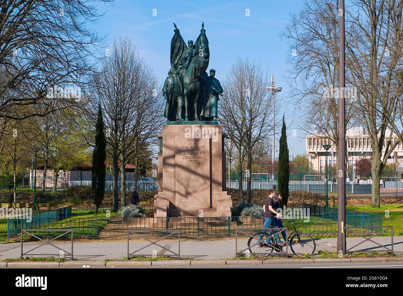 France, Paris, porte de la Muette, place Alexandre Ier de Yougoslavie, décorée d'un monument dédié aux rois Pierre Ier de Serbie et Alexandre Ier de Yougoslavie Banque D'Images