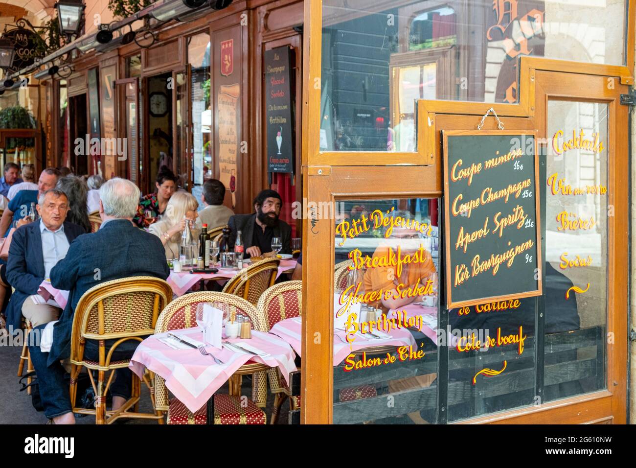 France, Paris, quartier du Marais, place des Vosges, restaurant sous les Arcades Banque D'Images