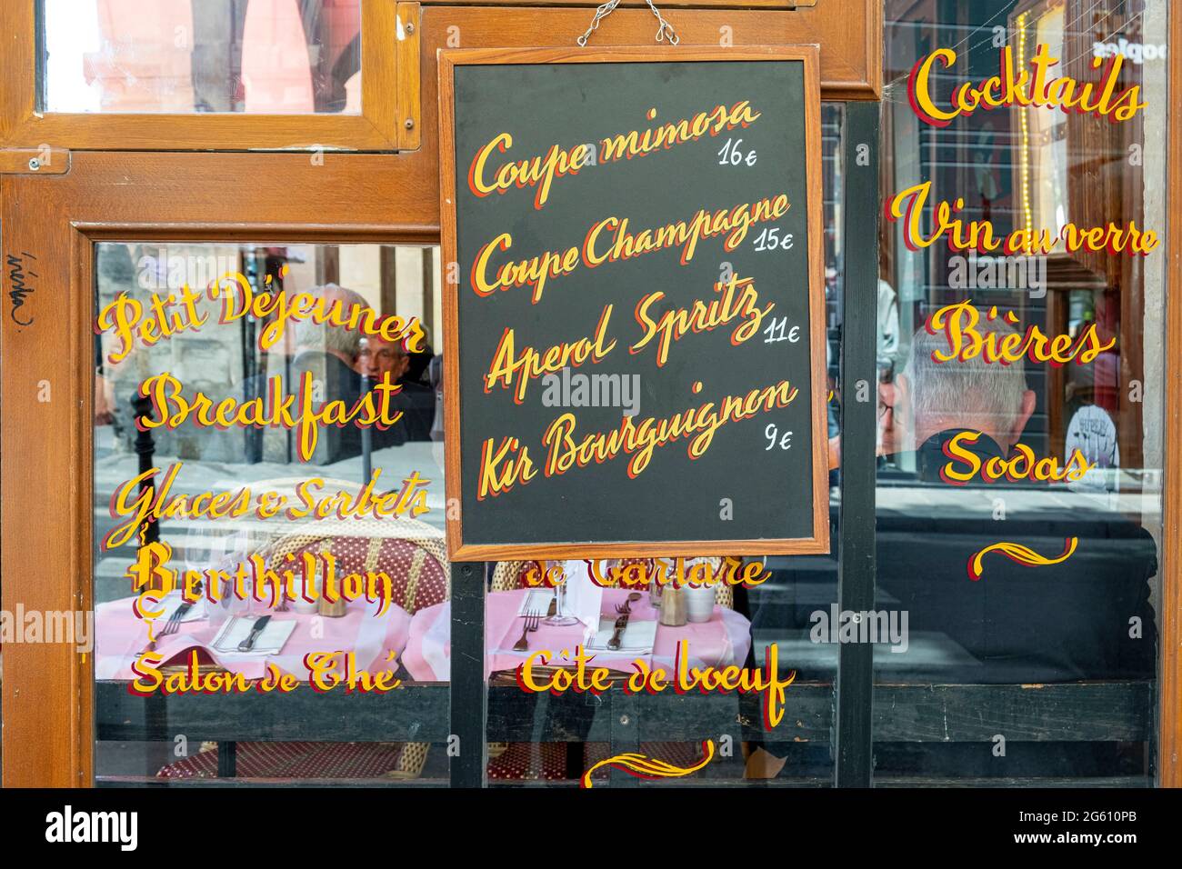 France, Paris, quartier du Marais, place des Vosges, restaurant sous les Arcades Banque D'Images