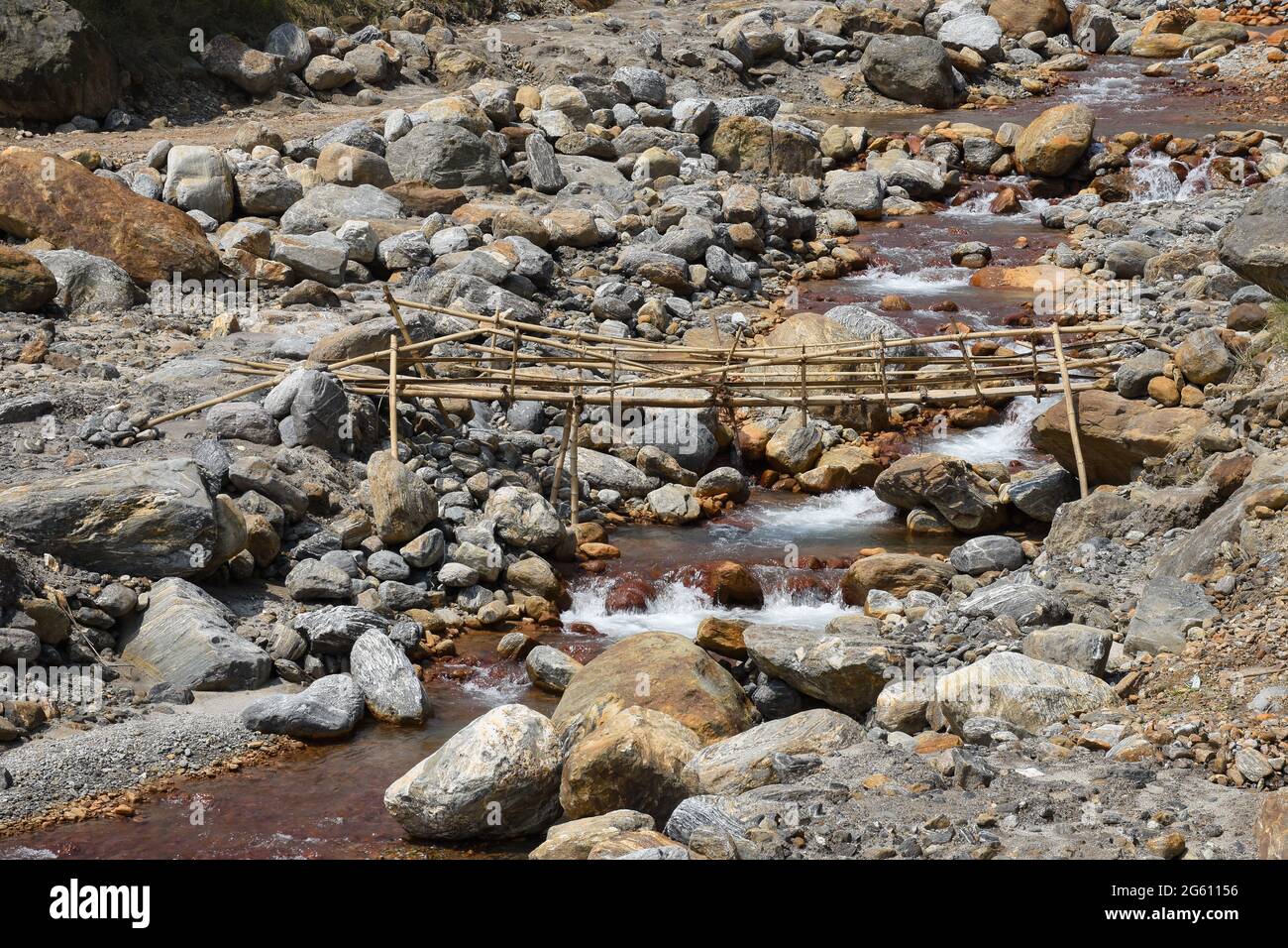 Villageois makeshift Pont de bambou sur haute rivière himalyan courant, le seul lien dans le village éloigné, Todey , Kalimpong . Banque D'Images