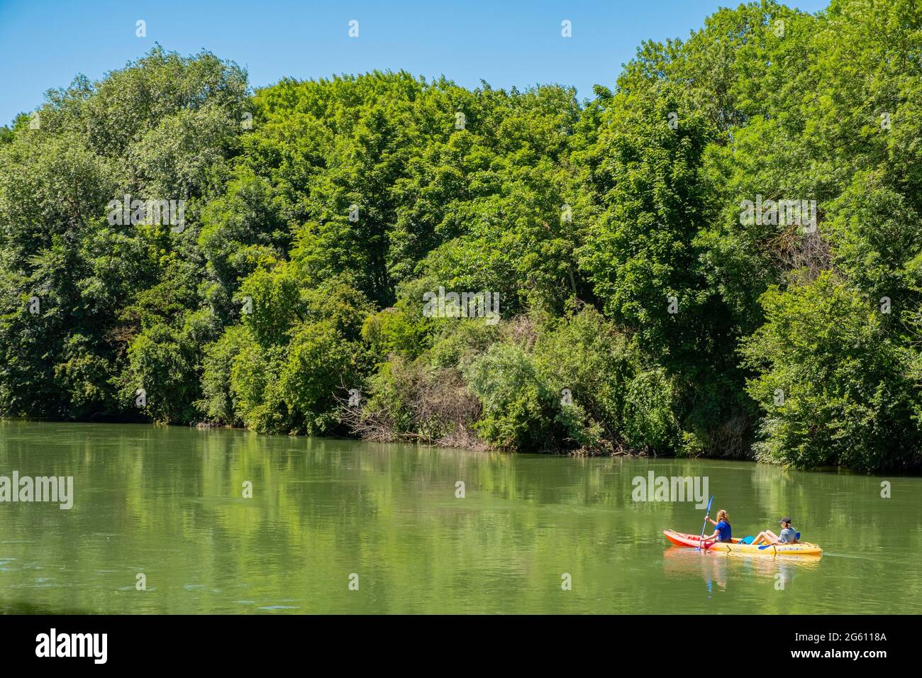 France Seine Saint Denis Noisy Le Grand Les Bords De La Marne Parc Departemental De La Haute Ile Canoe Photo Stock Alamy