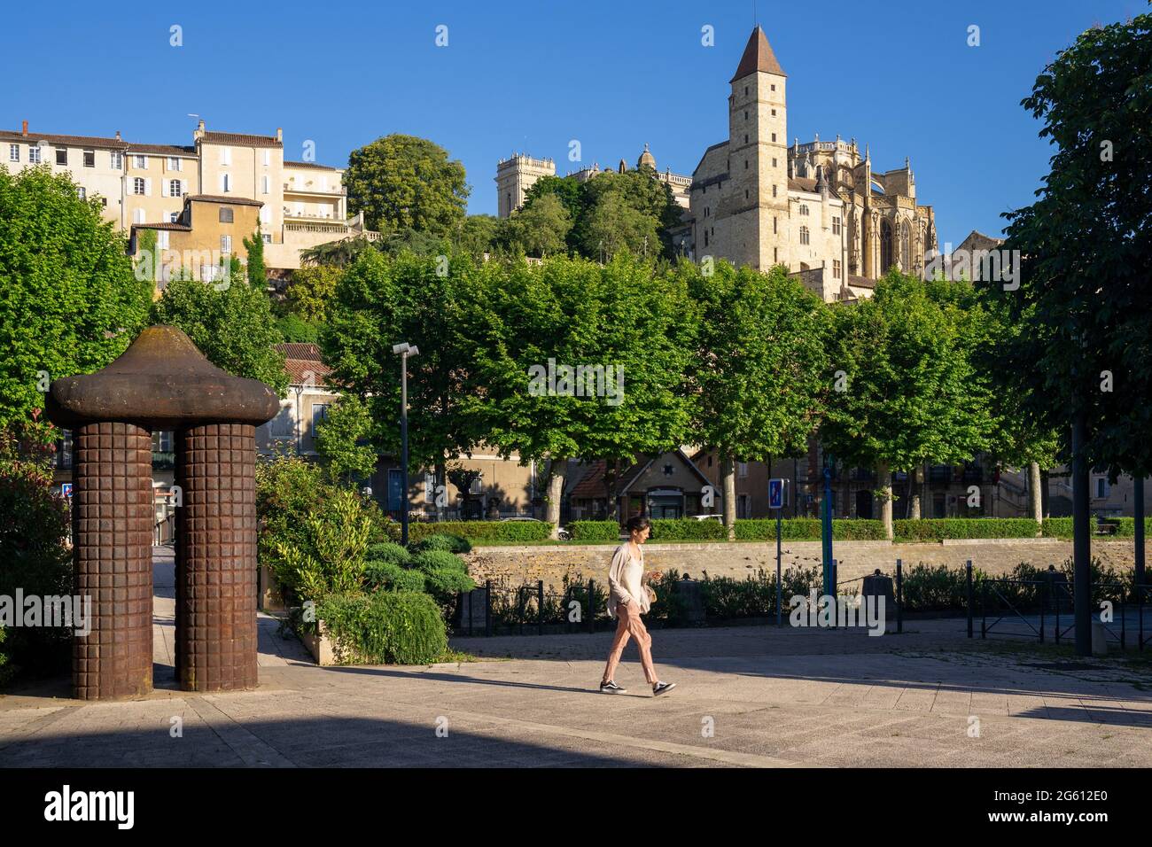 France, Gers, Auch , arrêt sur El Camino de Santiago, vue de barbes square, la sculpture contemporaine L'Abri Impossible de l'artiste Jaume Plensa Banque D'Images