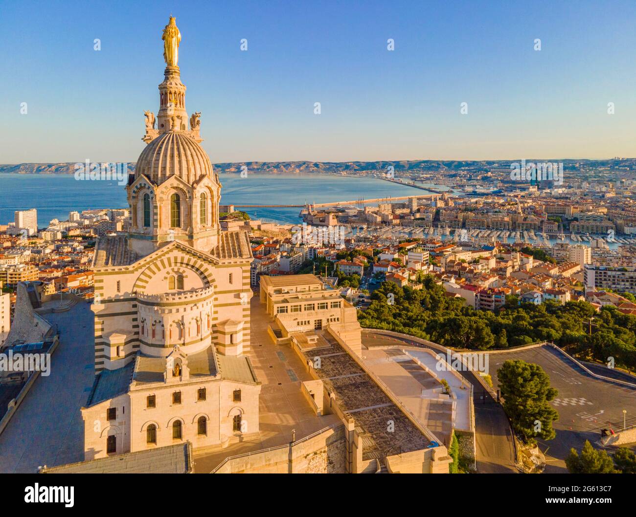 France, Bouches du Rhône, Marseille, vue générale avec la basilique notre Dame de la Garde (vue aérienne) Banque D'Images