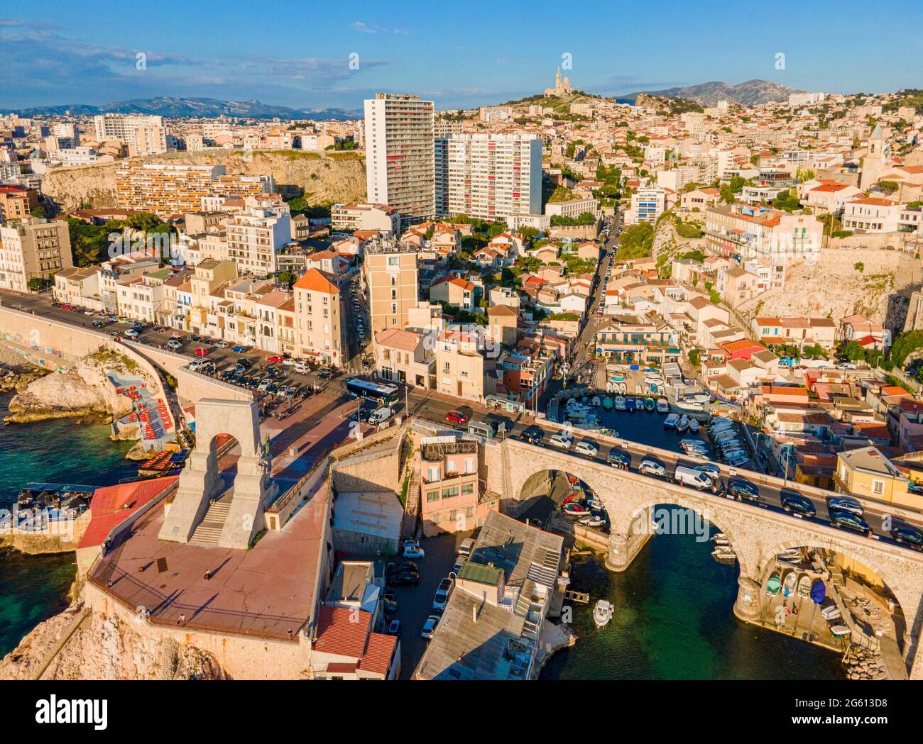 France, Bouches du Rhône, Marseille, quartier Endoume, Vallon des Auffes anse, corniche du Président John Fitzgerald Kennedy, porte de l'Orient, monument aux morts de l'armée d'Orient (vue aérienne) Banque D'Images