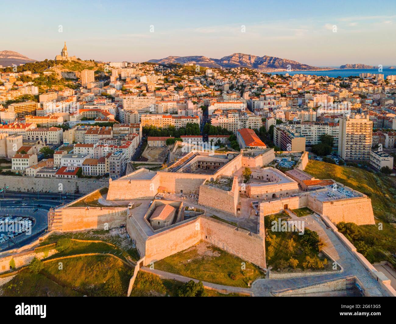 France, Bouches du Rhône, Marseille, le fort Saint Nicolas / Entrecasteaux et la basilique notre Dame de la Garde (vue aérienne) Banque D'Images