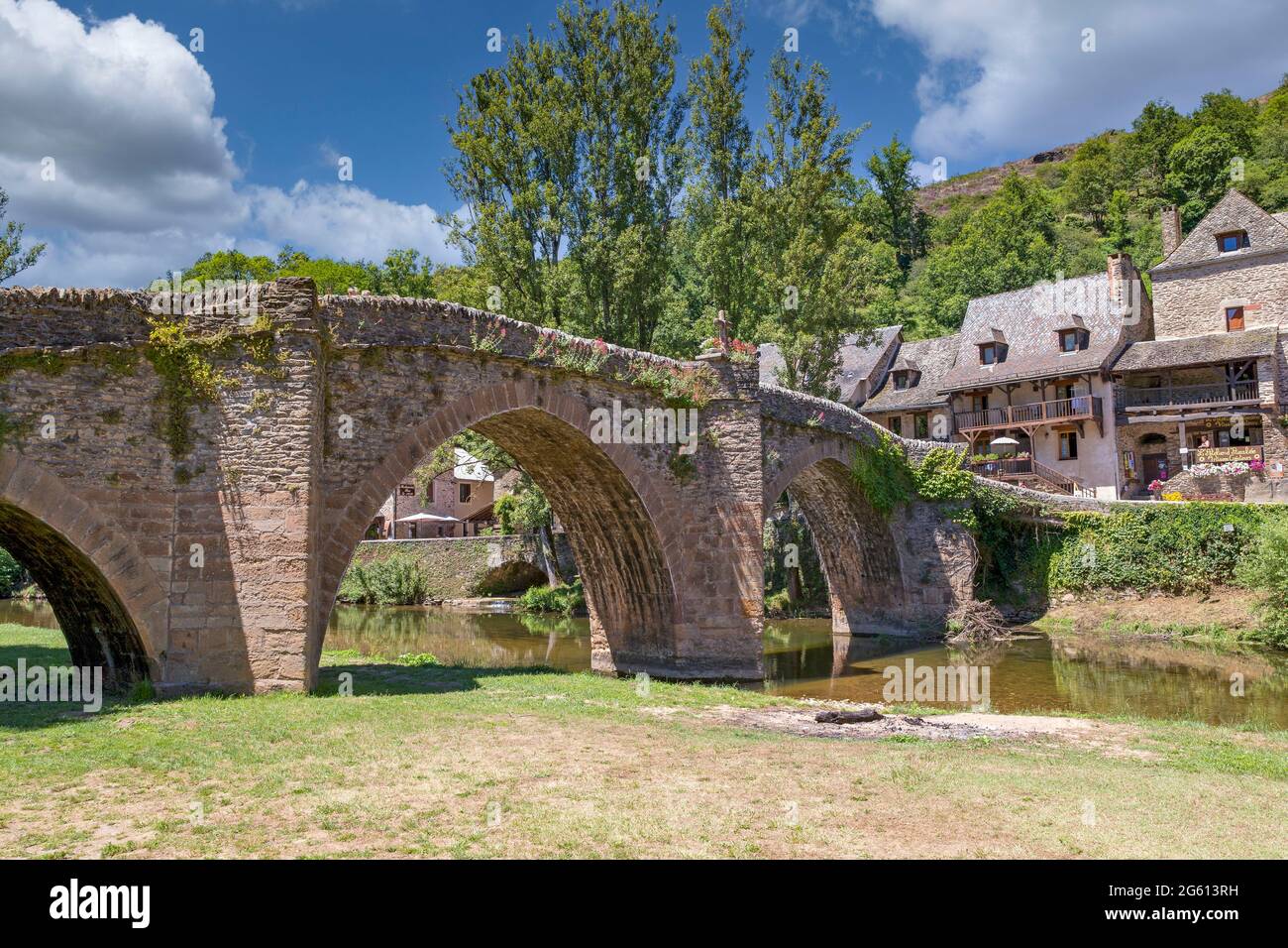 France, Aveyron, village de Belcastel, ancienne étape sur la route de Saint-Jacques-de-Compostelle, village marqué comme l'un des plus beaux villages de France, pont en pierre du XVe siècle au-dessus de l'Aveyron Banque D'Images