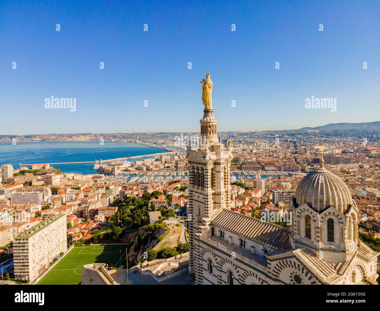 France, Bouches du Rhône, Marseille, vue générale avec la basilique notre Dame de la Garde (vue aérienne) Banque D'Images