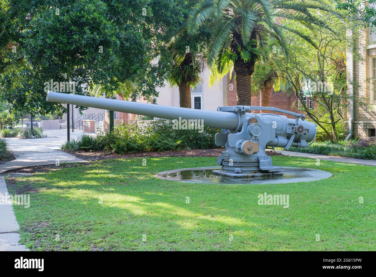 LA NOUVELLE-ORLÉANS, LA, États-Unis - 24 JUIN 2021 : arme d'artillerie navale devant le bâtiment du ROTC naval sur le campus de l'université de Tulane Banque D'Images