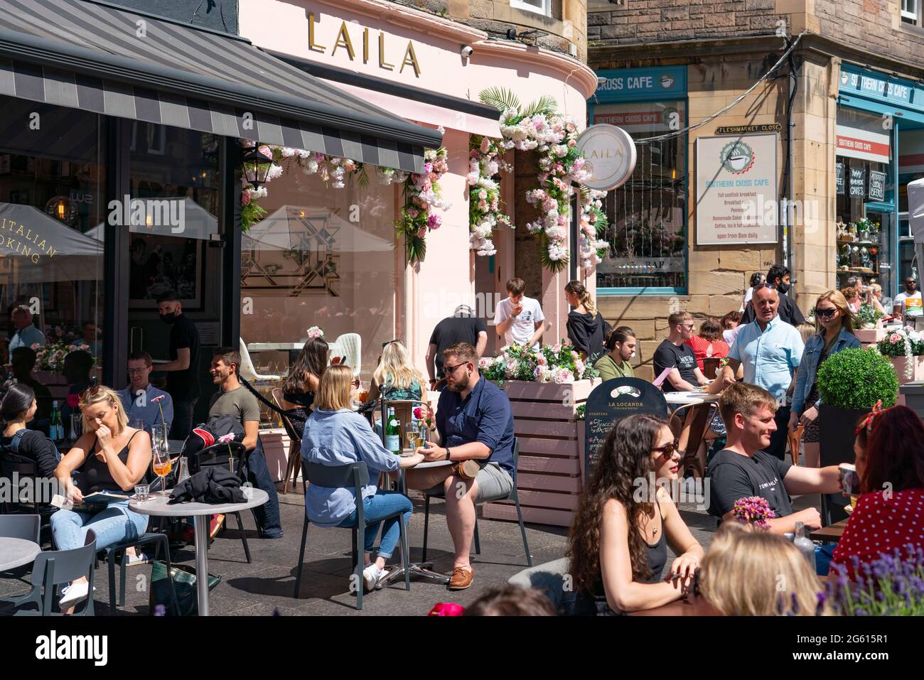 Édimbourg, Écosse, Royaume-Uni. 1er juillet 2021. Les températures chaudes et le soleil ont attiré de nombreux membres du public vers les cafés et bars extérieurs d'Édimbourg et vers le nouveau centre commercial du quartier St James qui a ouvert ses portes la semaine dernière. Pic; les cafés et bars extérieurs, comme Laila, sur Cockburn Street étaient occupés. Iain Masterton/Alay Live News Banque D'Images Édimbourg, Écosse, Royaume-Uni. 1er juillet 2021. Les températures chaudes et le soleil ont attiré de nombreux membres du public vers les cafés et bars extérieurs d'Édimbourg et vers le nouveau centre commercial du quartier St James qui a ouvert ses portes la semaine dernière. Pic; les cafés et bars extérieurs, comme Laila, sur Cockburn Street étaient occupés. Iain Masterton/Alay Live News Banque D'Images