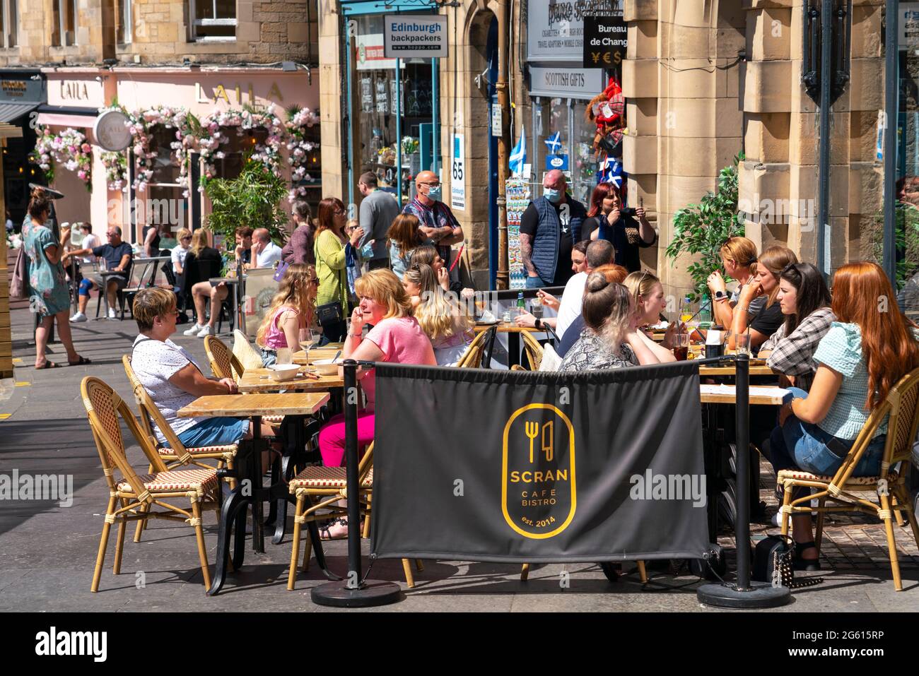 Édimbourg, Écosse, Royaume-Uni. 1er juillet 2021. Les températures chaudes et le soleil ont attiré de nombreux membres du public vers les cafés et bars extérieurs d'Édimbourg et vers le nouveau centre commercial du quartier St James qui a ouvert ses portes la semaine dernière. Pic; les cafés et bars extérieurs, comme Scran, sur Cockburn Street étaient très fréquentés. Iain Masterton/Alay Live News Banque D'Images Édimbourg, Écosse, Royaume-Uni. 1er juillet 2021. Les températures chaudes et le soleil ont attiré de nombreux membres du public vers les cafés et bars extérieurs d'Édimbourg et vers le nouveau centre commercial du quartier St James qui a ouvert ses portes la semaine dernière. Pic; les cafés et bars extérieurs, comme Scran, sur Cockburn Street étaient très fréquentés. Iain Masterton/Alay Live News Banque D'Images