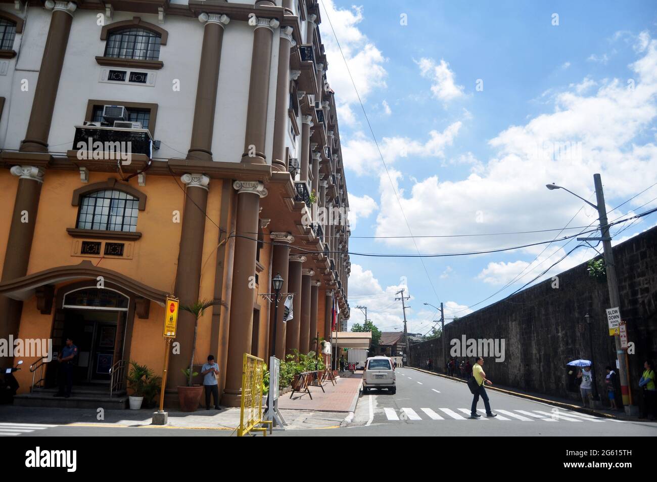 Découvrez le paysage urbain et le bâtiment moderne du département des philippins en voiture à vélo et à pied avec la route routière sur la rue Muralla à Ma Banque D'Images