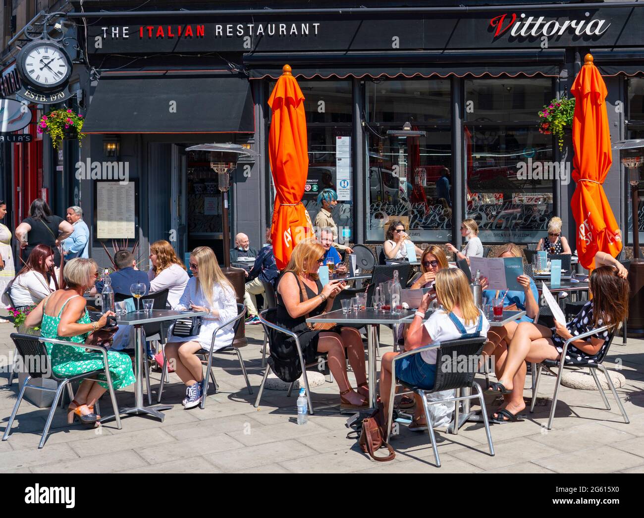 Édimbourg, Écosse, Royaume-Uni. 1er juillet 2021. Les températures chaudes et le soleil ont attiré de nombreux membres du public vers les cafés et bars extérieurs d'Édimbourg et vers le nouveau centre commercial du quartier St James qui a ouvert ses portes la semaine dernière. Pic; le restaurant italien Vittoria sur Leith Walk était occupé à l'heure du déjeuner. Iain Masterton/Alay Live News Banque D'Images Édimbourg, Écosse, Royaume-Uni. 1er juillet 2021. Les températures chaudes et le soleil ont attiré de nombreux membres du public vers les cafés et bars extérieurs d'Édimbourg et vers le nouveau centre commercial du quartier St James qui a ouvert ses portes la semaine dernière. Pic; le restaurant italien Vittoria sur Leith Walk était occupé à l'heure du déjeuner. Iain Masterton/Alay Live News Banque D'Images