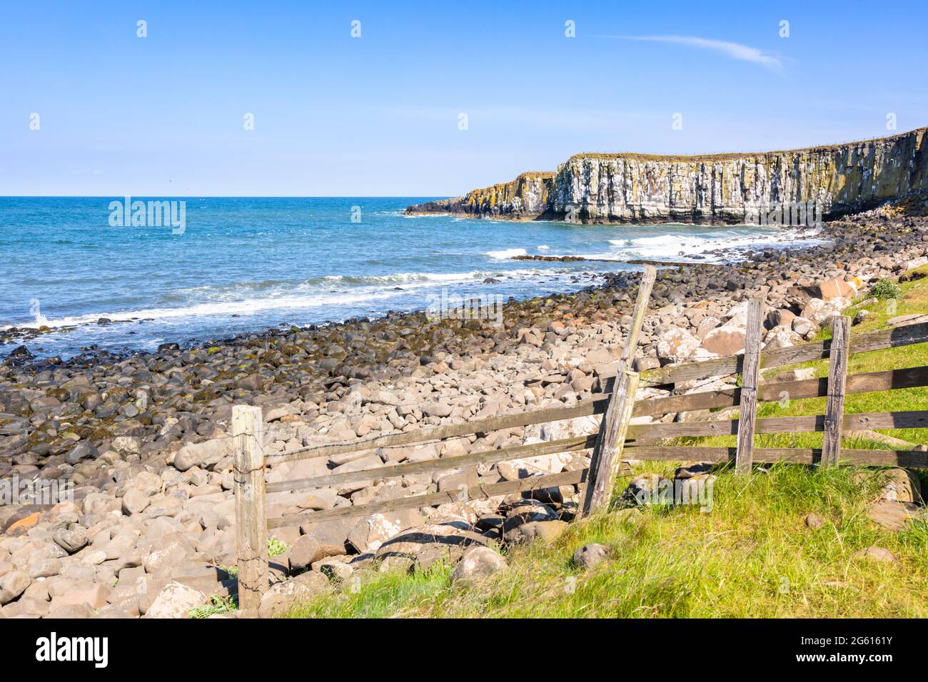 La côte de Northumberland par une belle journée d'été. ROYAUME-UNI Banque D'Images