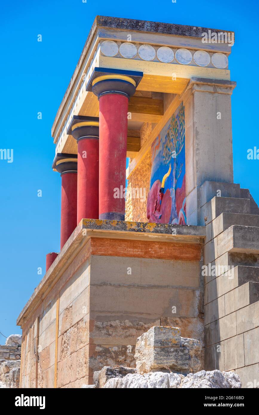 Palais Minoen avec chargement de la fresque de taureau à Knossos en Crète, Grèce Banque D'Images