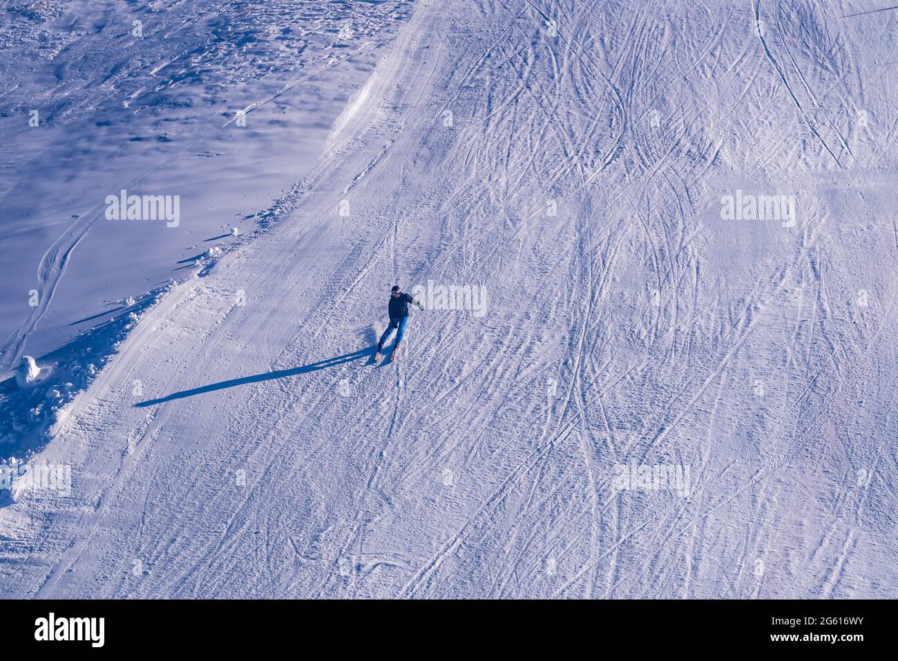 Photo en grand angle d'un homme sur la piste de ski iErciyes, Kayseri, Turquie Banque D'Images