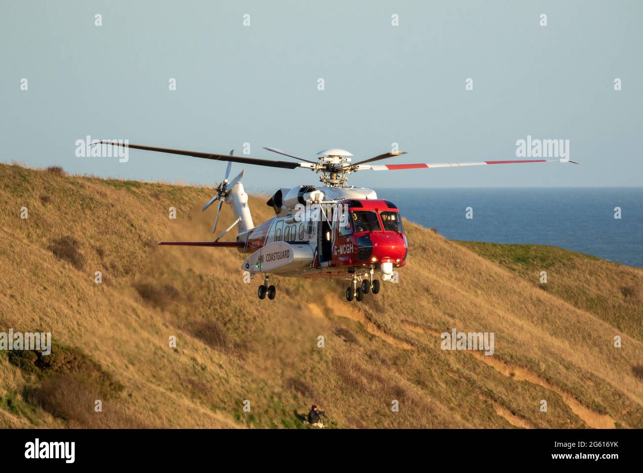 Sikorsky S-92a exercice de garde-côtes sur la côte du Yorkshire. Banque D'Images