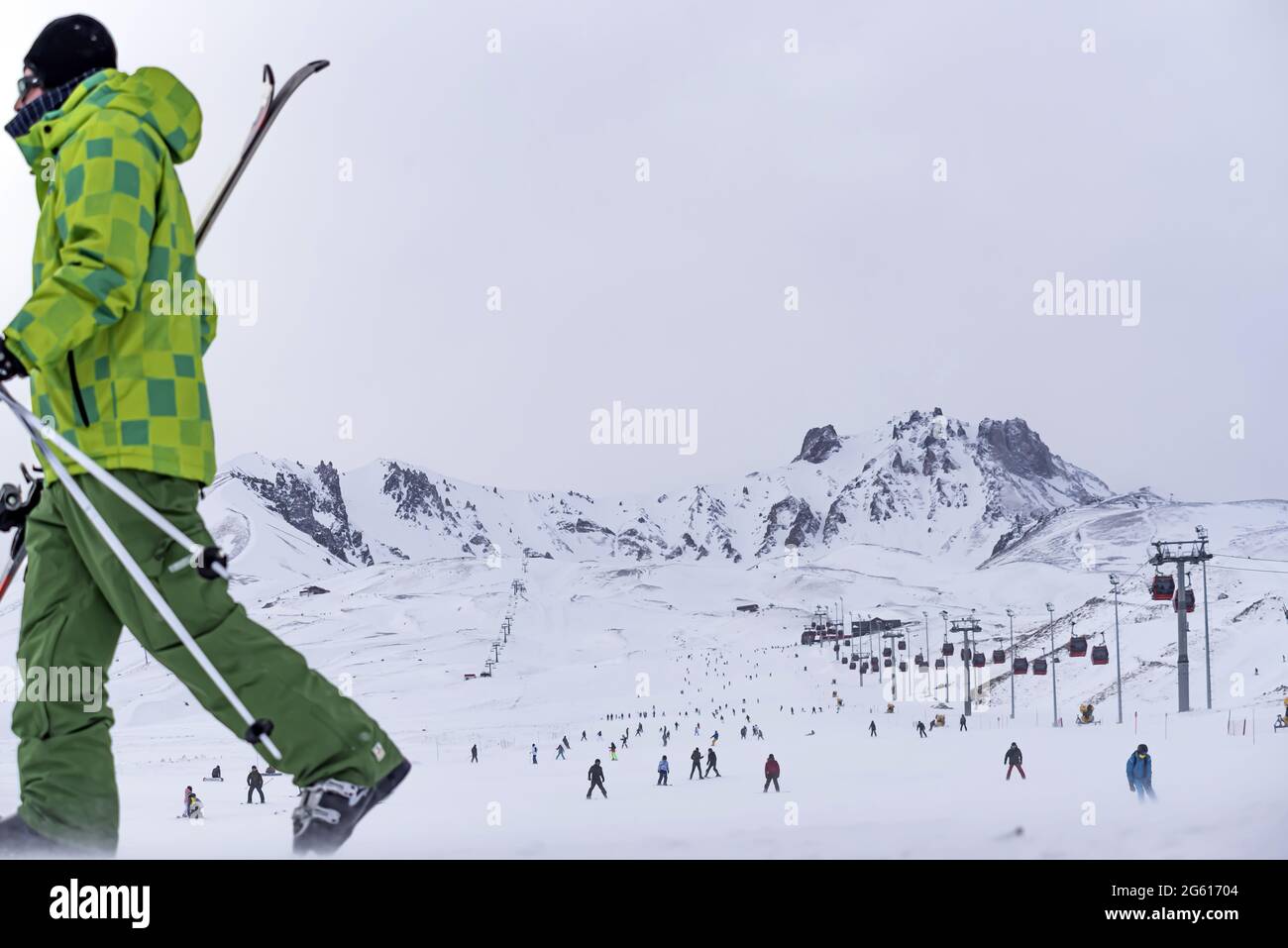 Piste de ski avec les gens ski, Erciyes, Kayseri, Turquie Banque D'Images