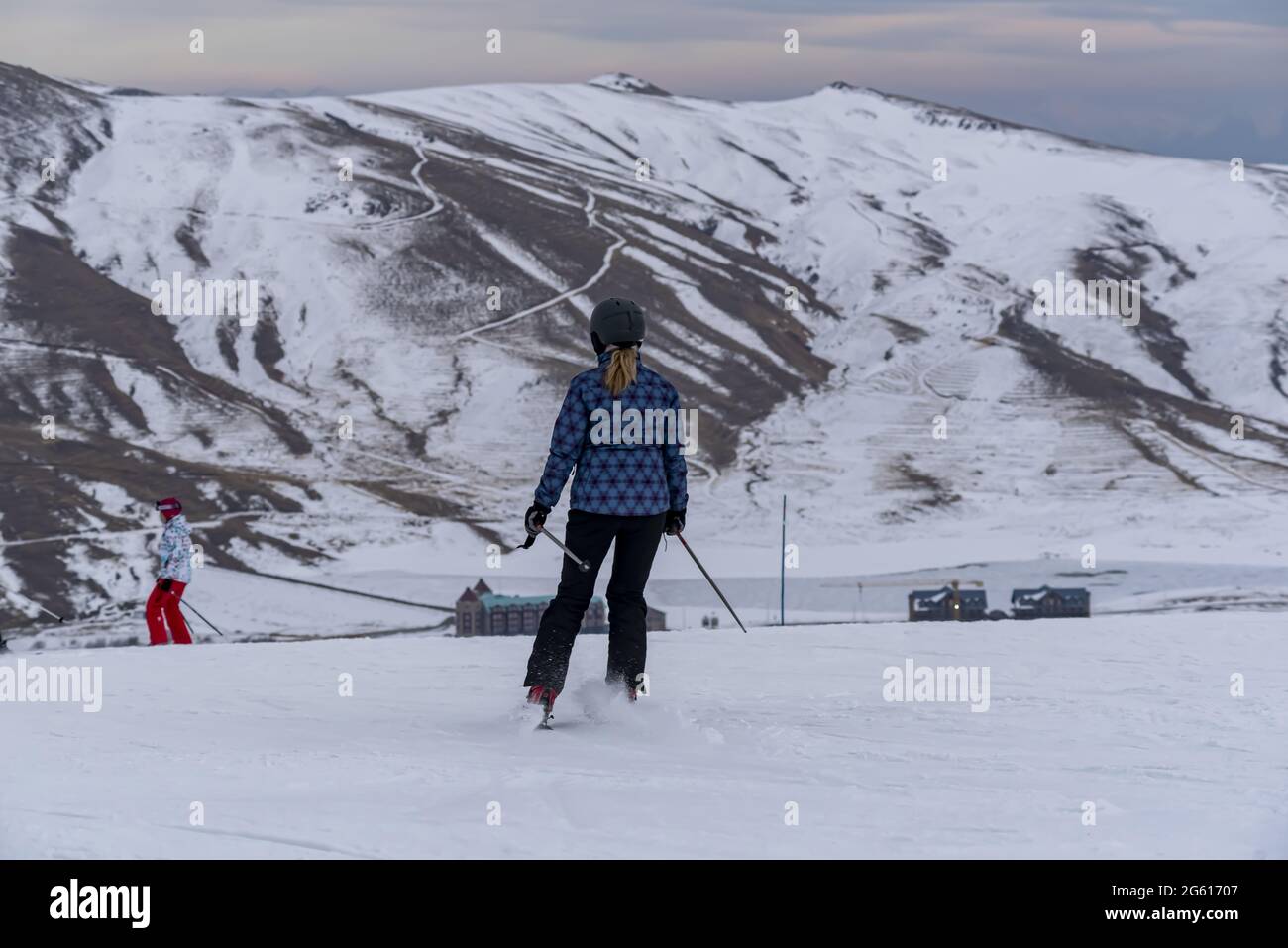 Piste de ski avec les gens ski, Erciyes, Kayseri, Turquie Banque D'Images