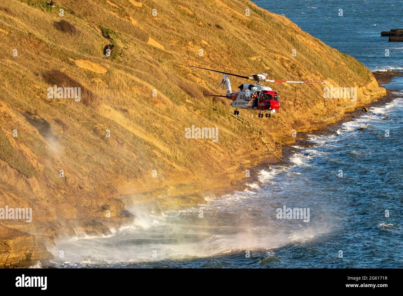 Sikorsky S-92a exercice de garde-côtes sur la côte du Yorkshire. Banque D'Images