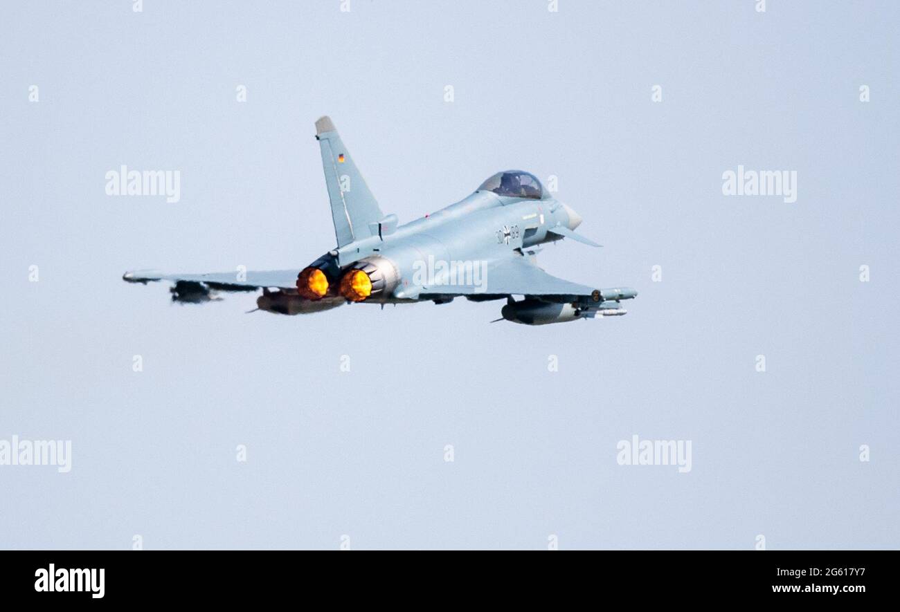 01 Juillet 21 Roumanie Mihail Kogalniceanu Un Eurofighter De La Force Aerienne Allemande Survole Un Aeroport De L Otan En Roumanie Photo Christophe Gateau Dpa Photo Stock Alamy 01 Juillet 21 Roumanie Mihail Kogalniceanu Un Eurofighter De La Force Aerienne Allemande Survole Un Aeroport De L Otan En Roumanie Photo Christophe Gateau Dpa Photo Stock Alamy