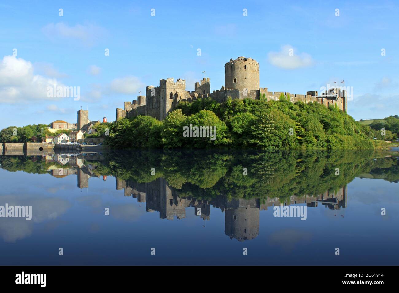 Le château historique de Pembroke et la ville du pays de Galles. Banque D'Images